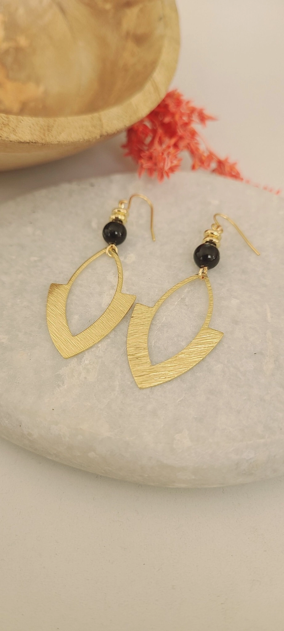 Boucles d’Oreilles Flèche Dorée et Perle Noire