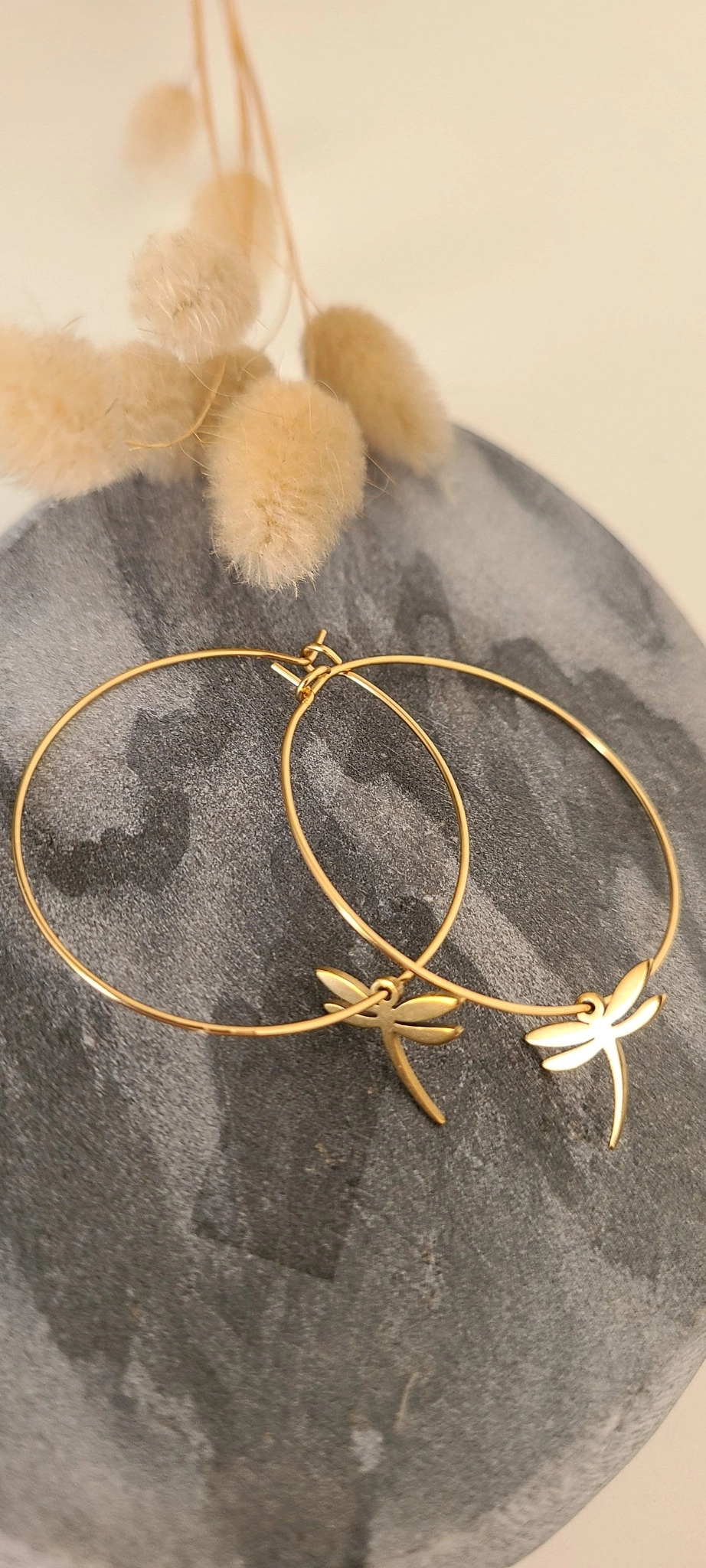 Boucles d’Oreilles Créoles Dorées Avec Libellule – Bijou Fait Main