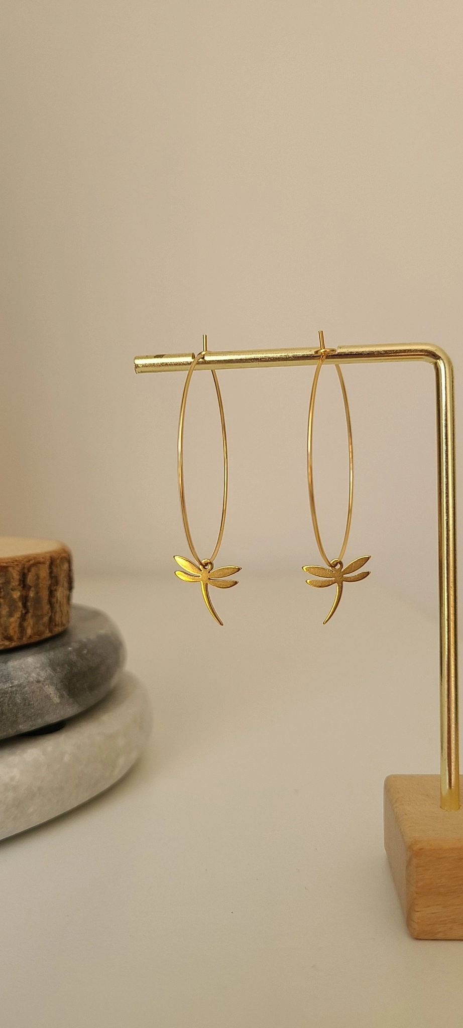 Boucles d’Oreilles Créoles Dorées Avec Libellule – Bijou Fait Main