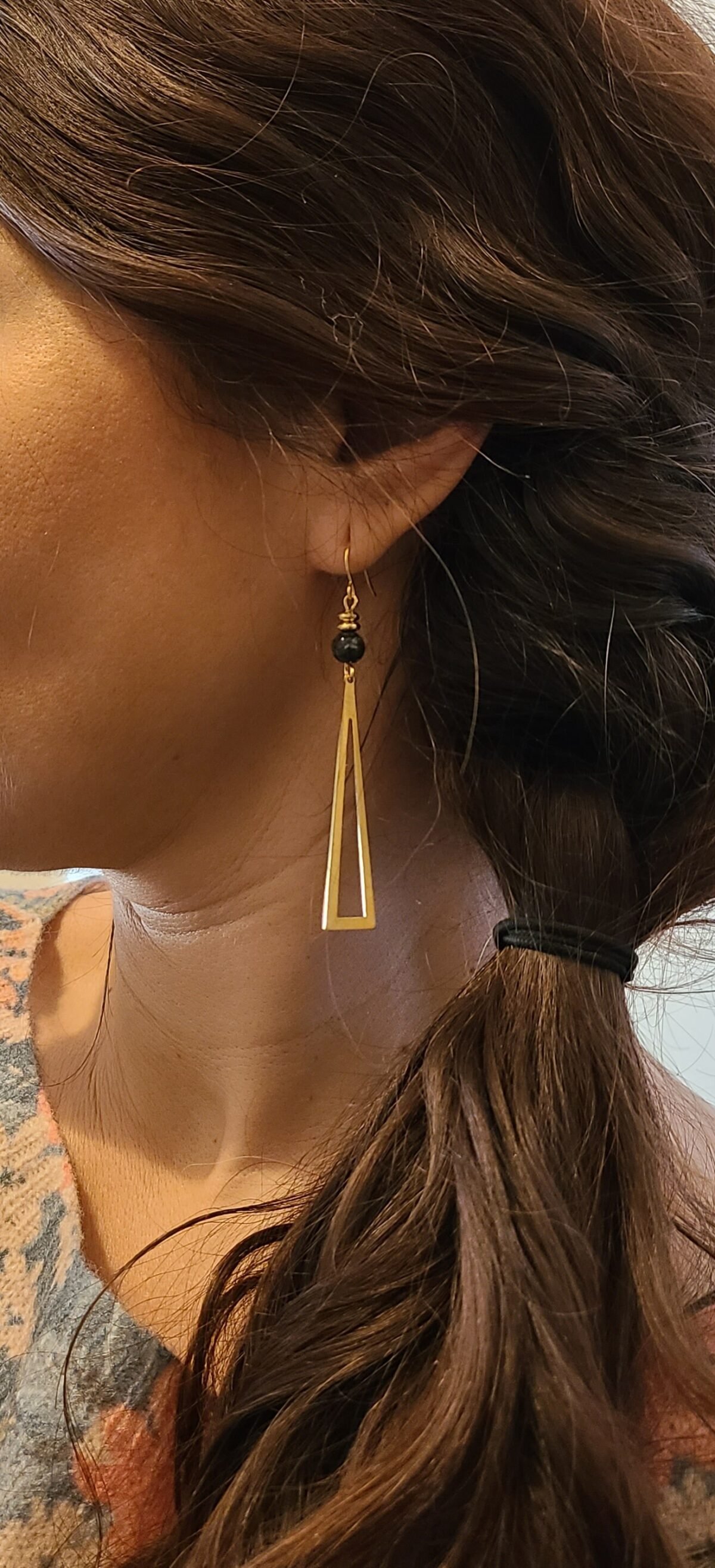 il_fullxfull.5712053769_rdhj Boucles Pendantes Géométriques Dorées Avec Perle Noire