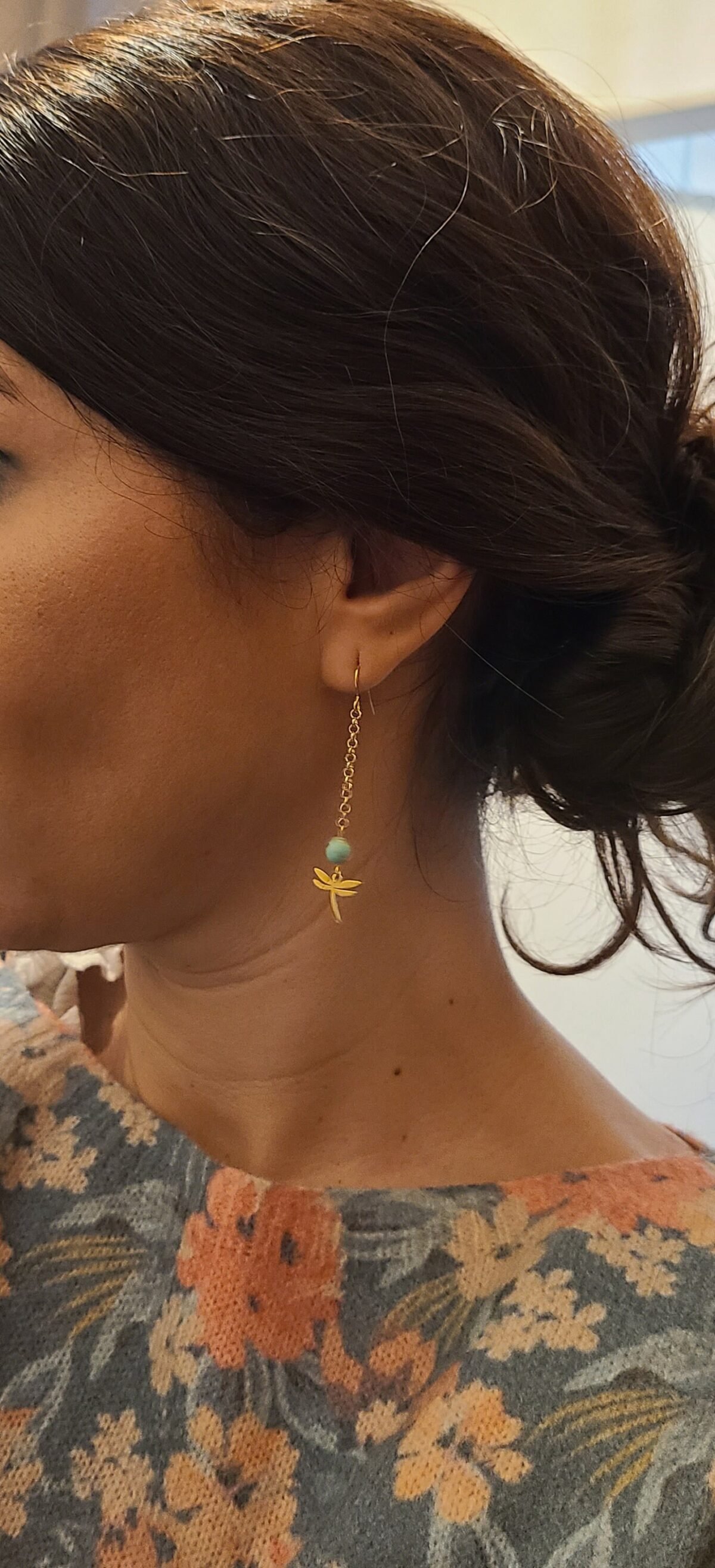 Boucles d’Oreilles Libellule Dorées Avec Pierre Naturelle Et Chaîne Fine – Bijou Fait Main