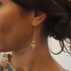 Boucles d’Oreilles Libellule Dorées Avec Pierre Naturelle Et Chaîne Fine – Bijou Fait Main