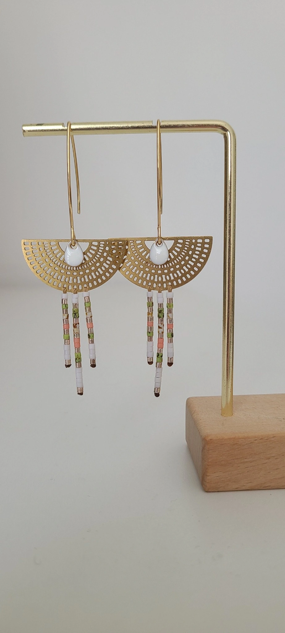 Boucles d’Oreilles Bohèmes Dorées Avec Breloque Émail Blanc Et Perles Miyuki