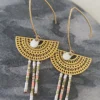 Boucles d’Oreilles Bohèmes Dorées Avec Breloque Émail Blanc Et Perles Miyuki