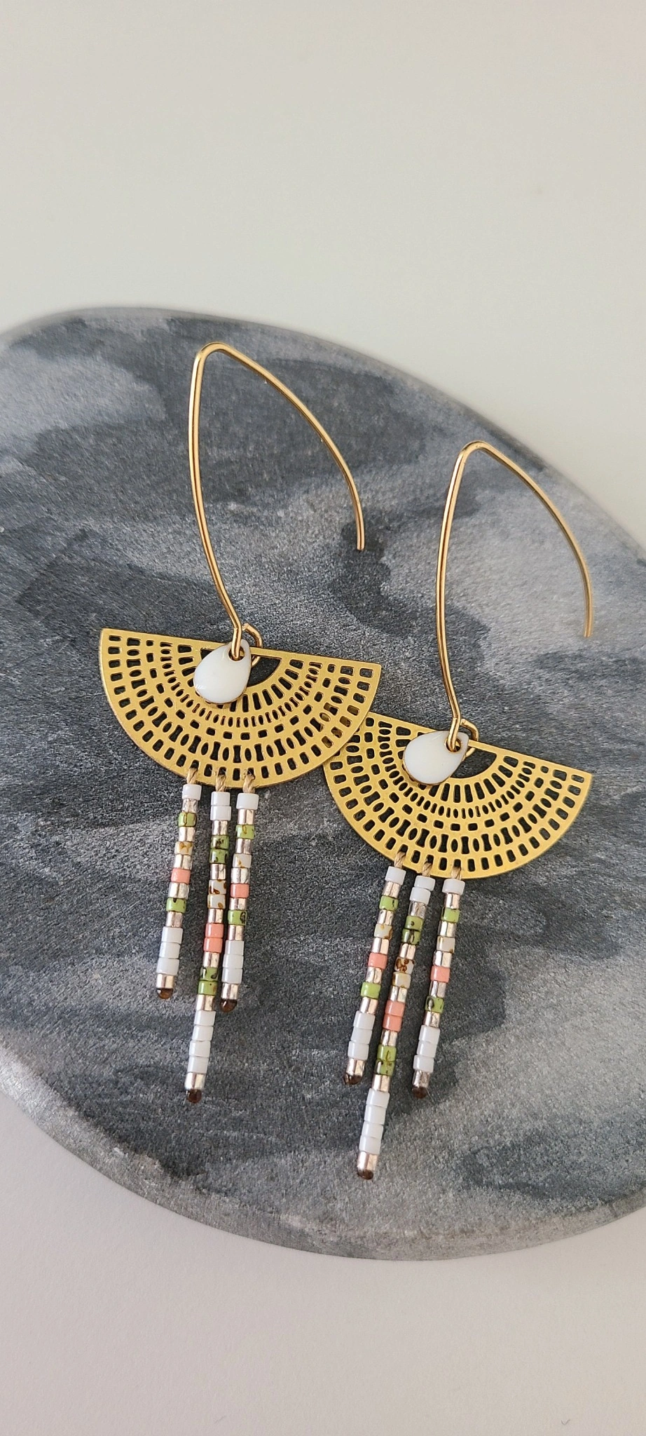 Boucles d’Oreilles Bohèmes Dorées Avec Breloque Émail Blanc Et Perles Miyuki