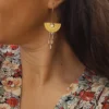 Boucles d’Oreilles Bohèmes Dorées Avec Breloque Émail Blanc Et Perles Miyuki