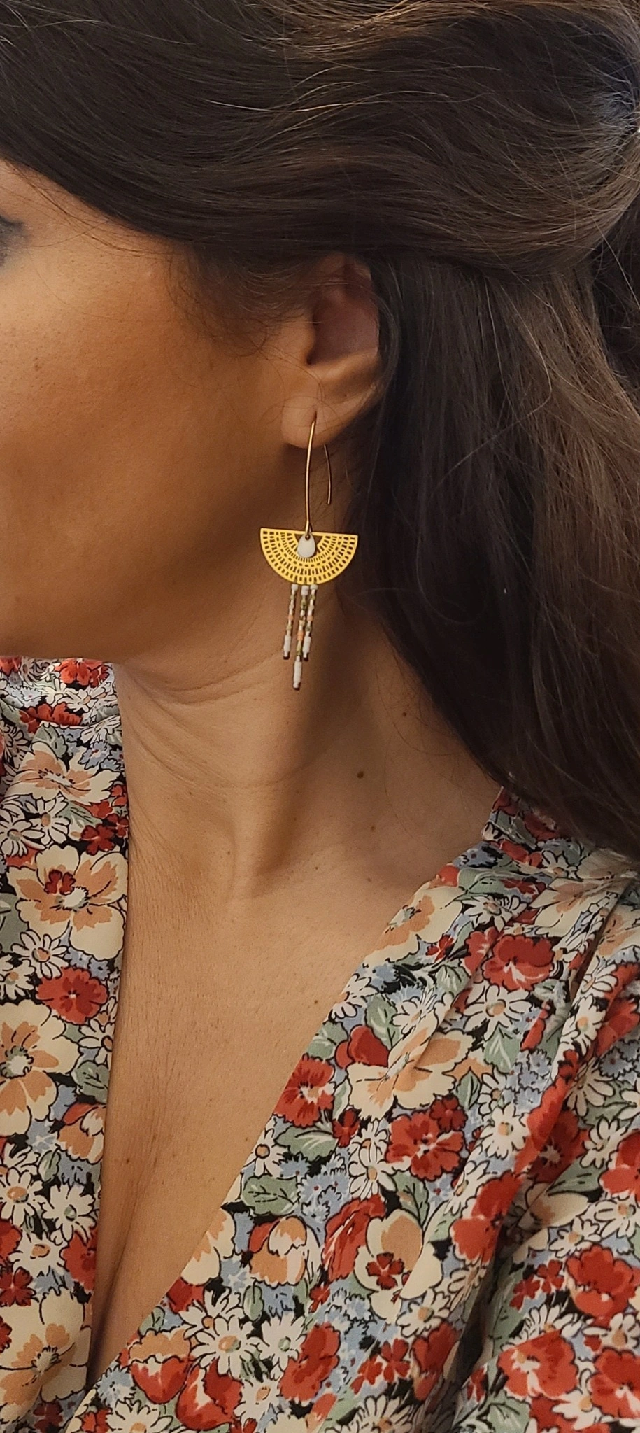 Boucles d’Oreilles Bohèmes Dorées Avec Breloque Émail Blanc Et Perles Miyuki
