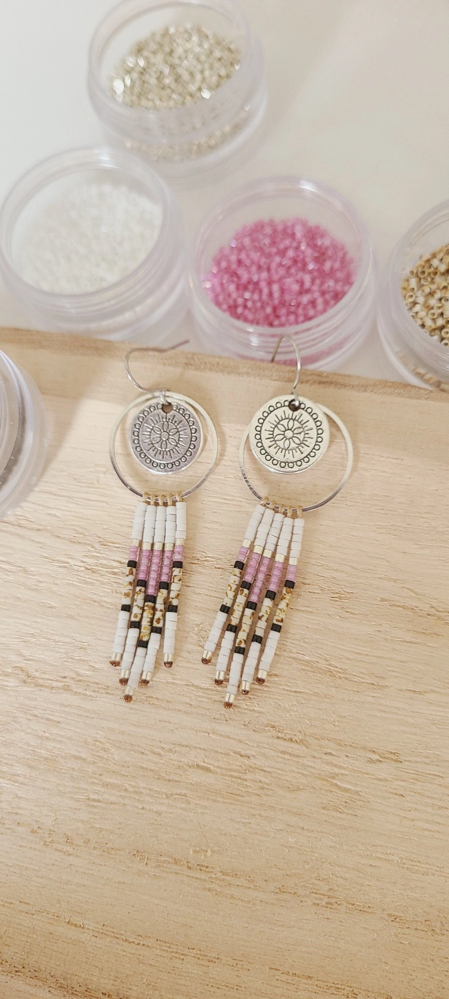 Boucles d’Oreilles Bohèmes Blanches Avec Nacre Et Miyuki