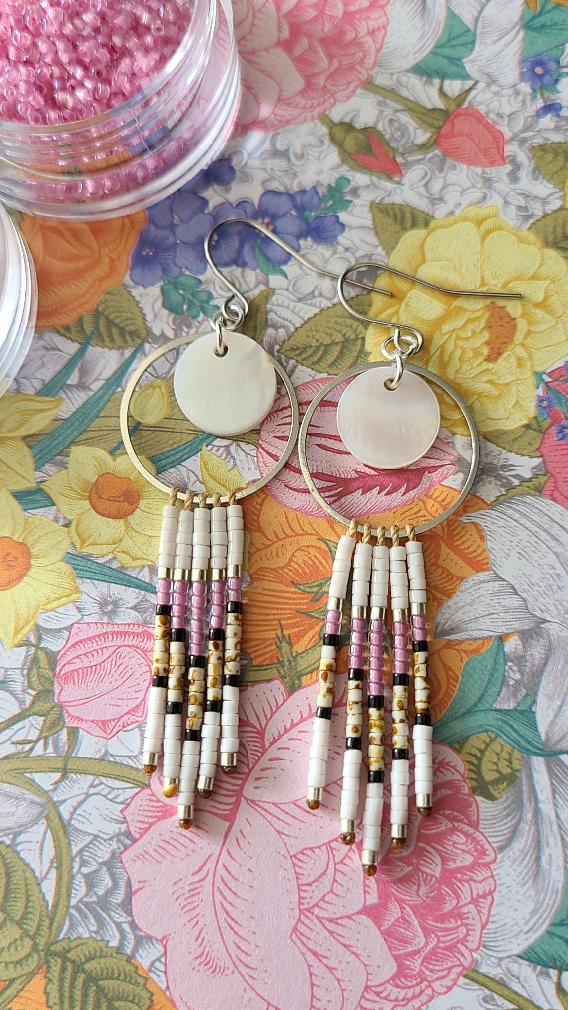Boucles d’Oreilles Bohèmes Blanches Avec Nacre Et Miyuki