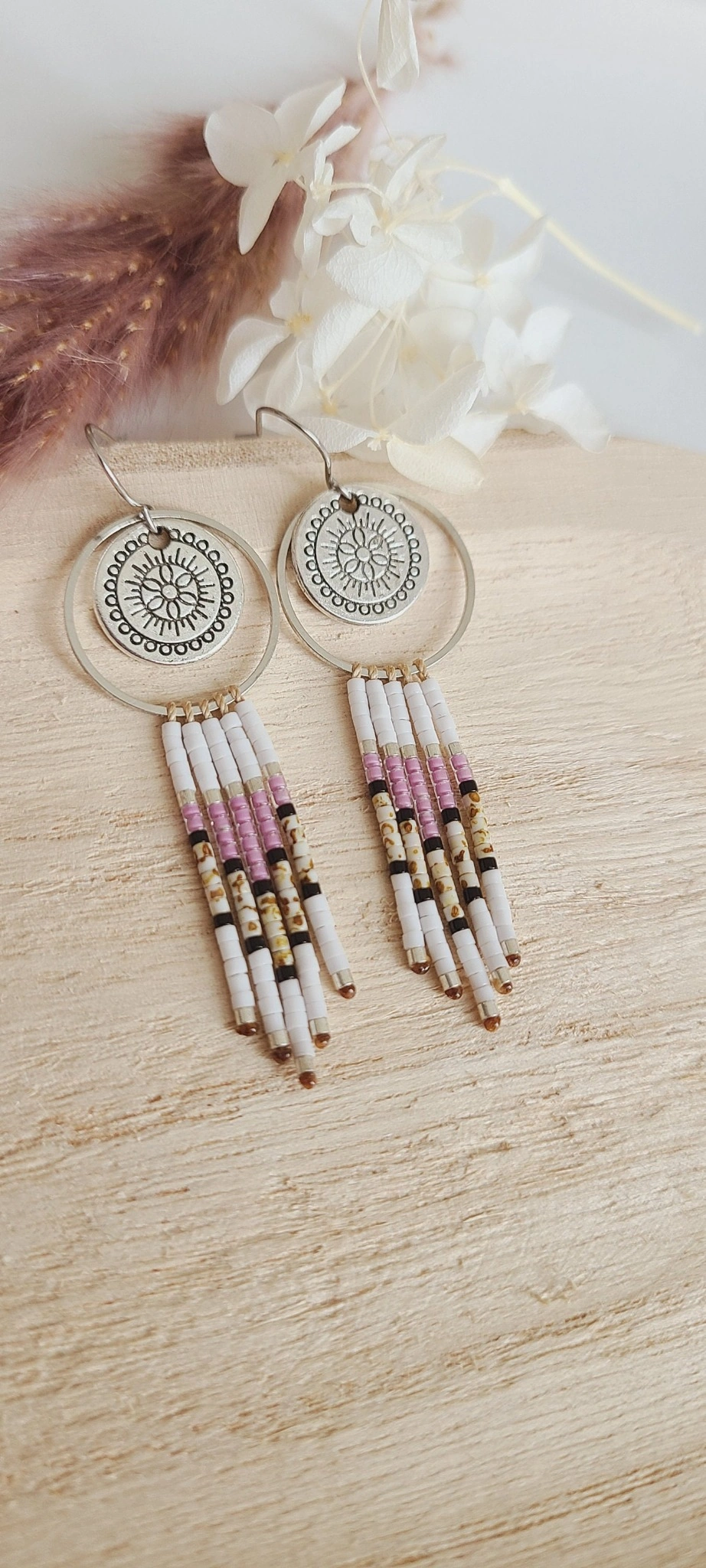 Boucles d’Oreilles Bohèmes Blanches Avec Nacre Et Miyuki