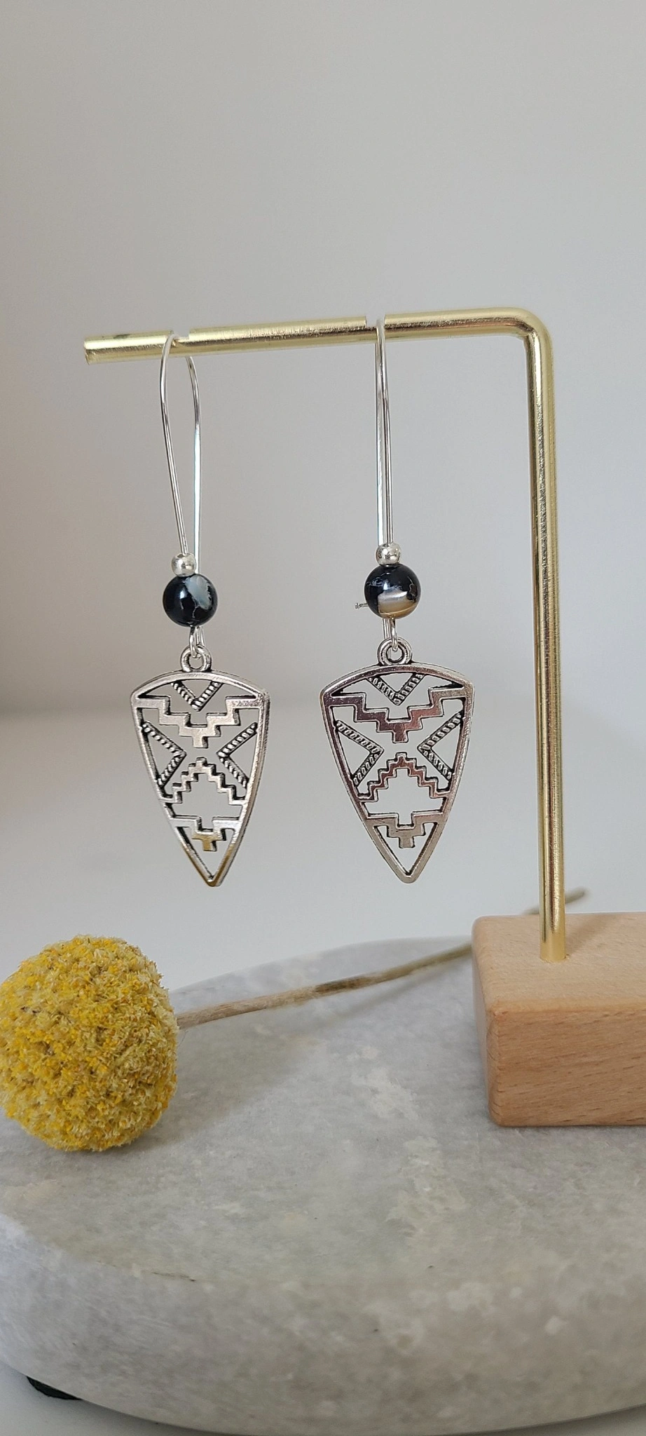 Boucles d’Oreilles Pendantes Avec Perle Hématite Et Motif Ajouré – Élégance Moderne Fait Main