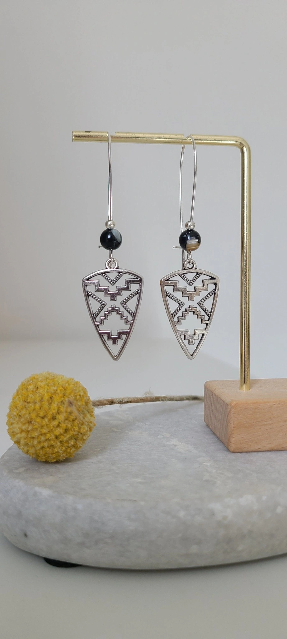 Boucles d’Oreilles Pendantes Avec Perle Hématite Et Motif Ajouré – Élégance Moderne Fait Main
