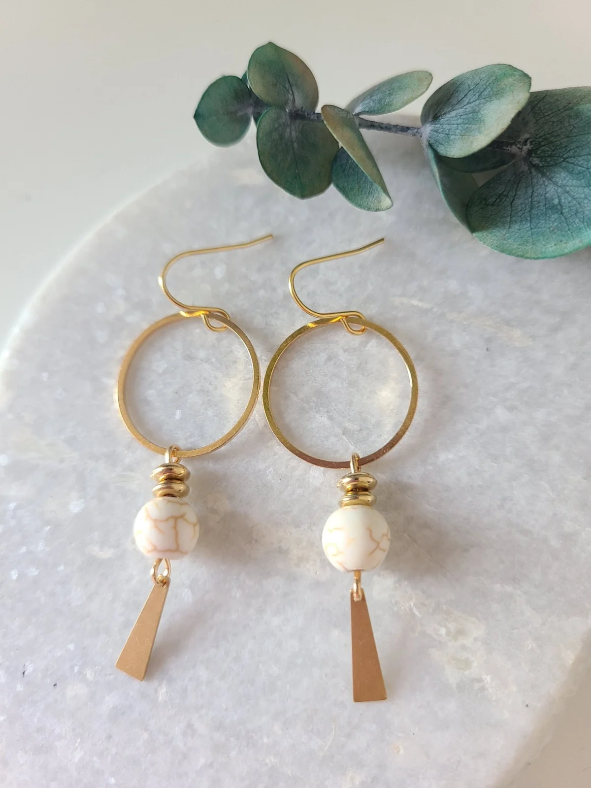 il_fullxfull.6040210287_2r2u(1) Boucles D’Oreilles Géométriques Avec Perle Ivoire Et Pendentif Doré