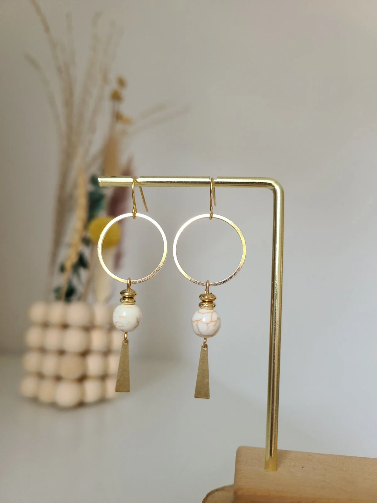 il_fullxfull.6040210409_dhou(1) Boucles D’Oreilles Géométriques Avec Perle Ivoire Et Pendentif Doré