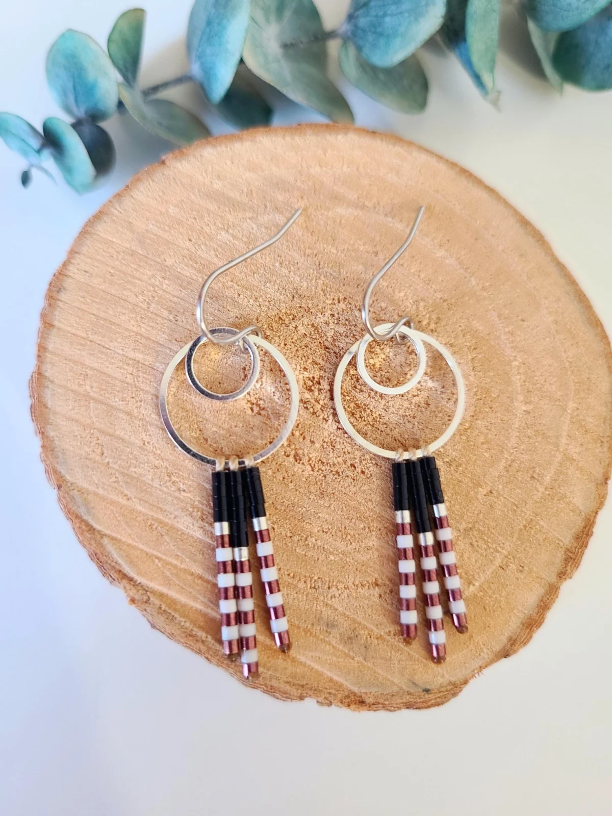 Boucles d’Oreilles Minimalistes Noires Et Roses