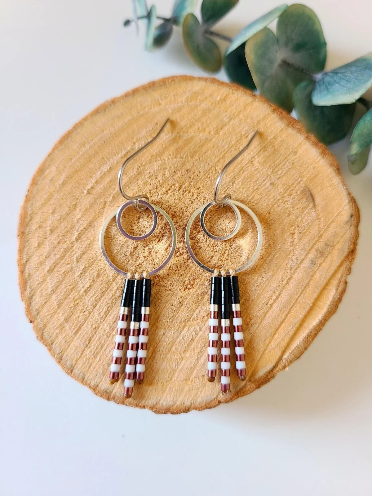 Boucles d’Oreilles Minimalistes Noires Et Roses