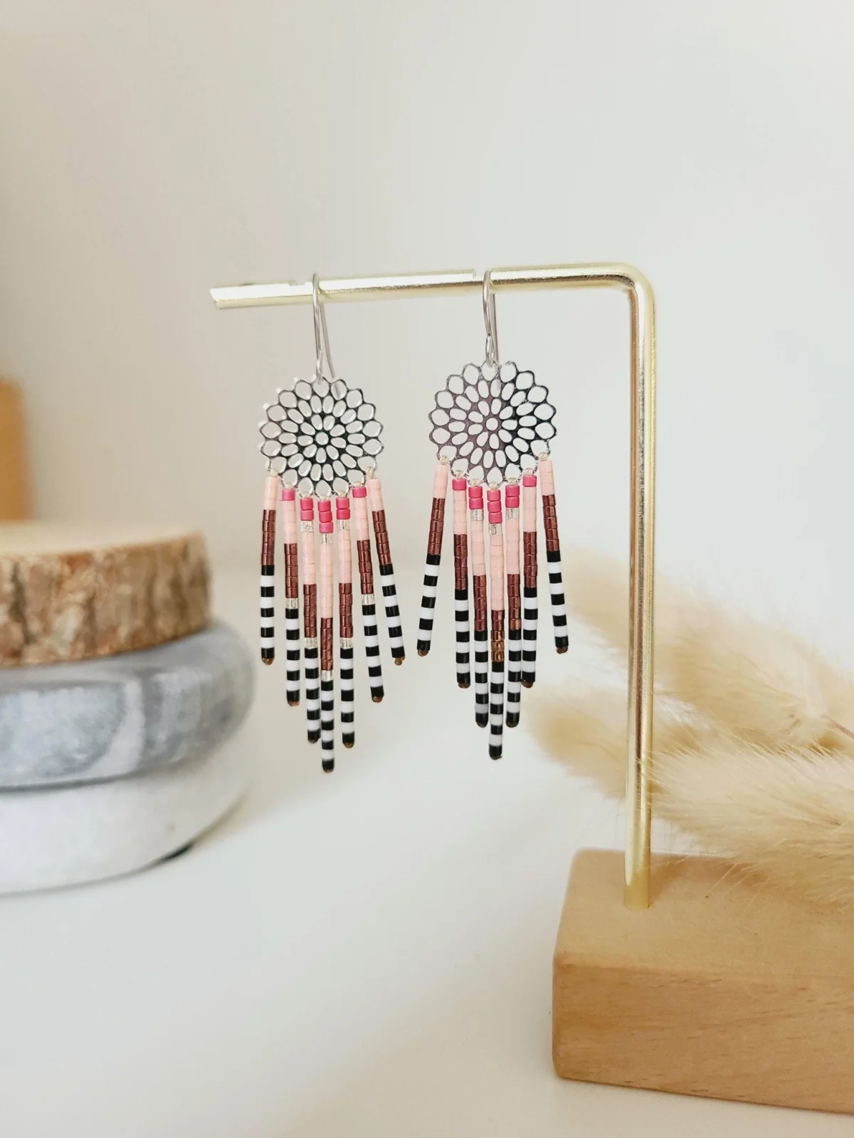 Boucles d’Oreilles Bohèmes Noires Et Roses Miyuki