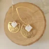 Boucles d’Oreilles Dorées Ajourées Avec Perle Blanche