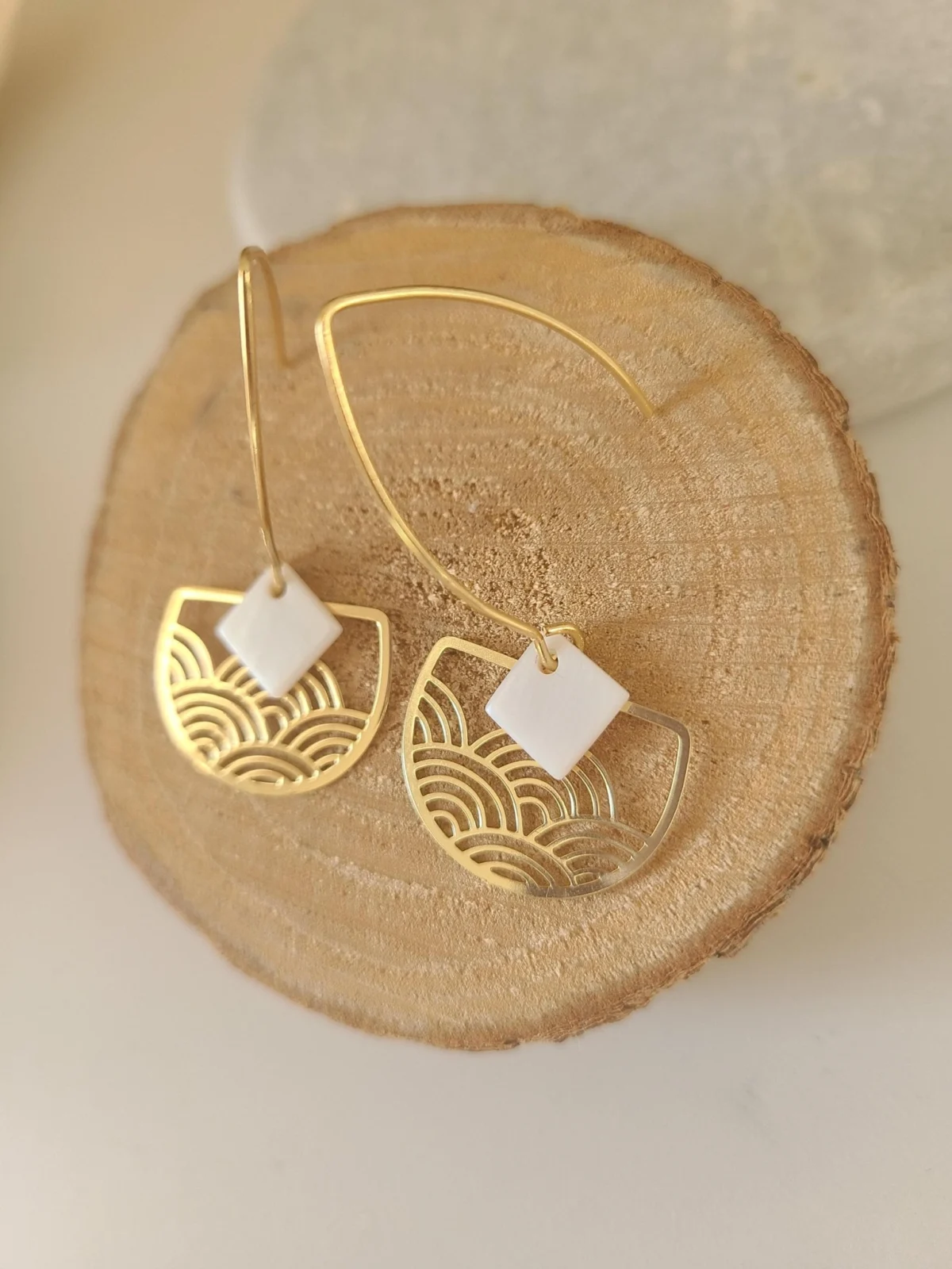 Boucles d’Oreilles Dorées Ajourées Avec Perle Blanche