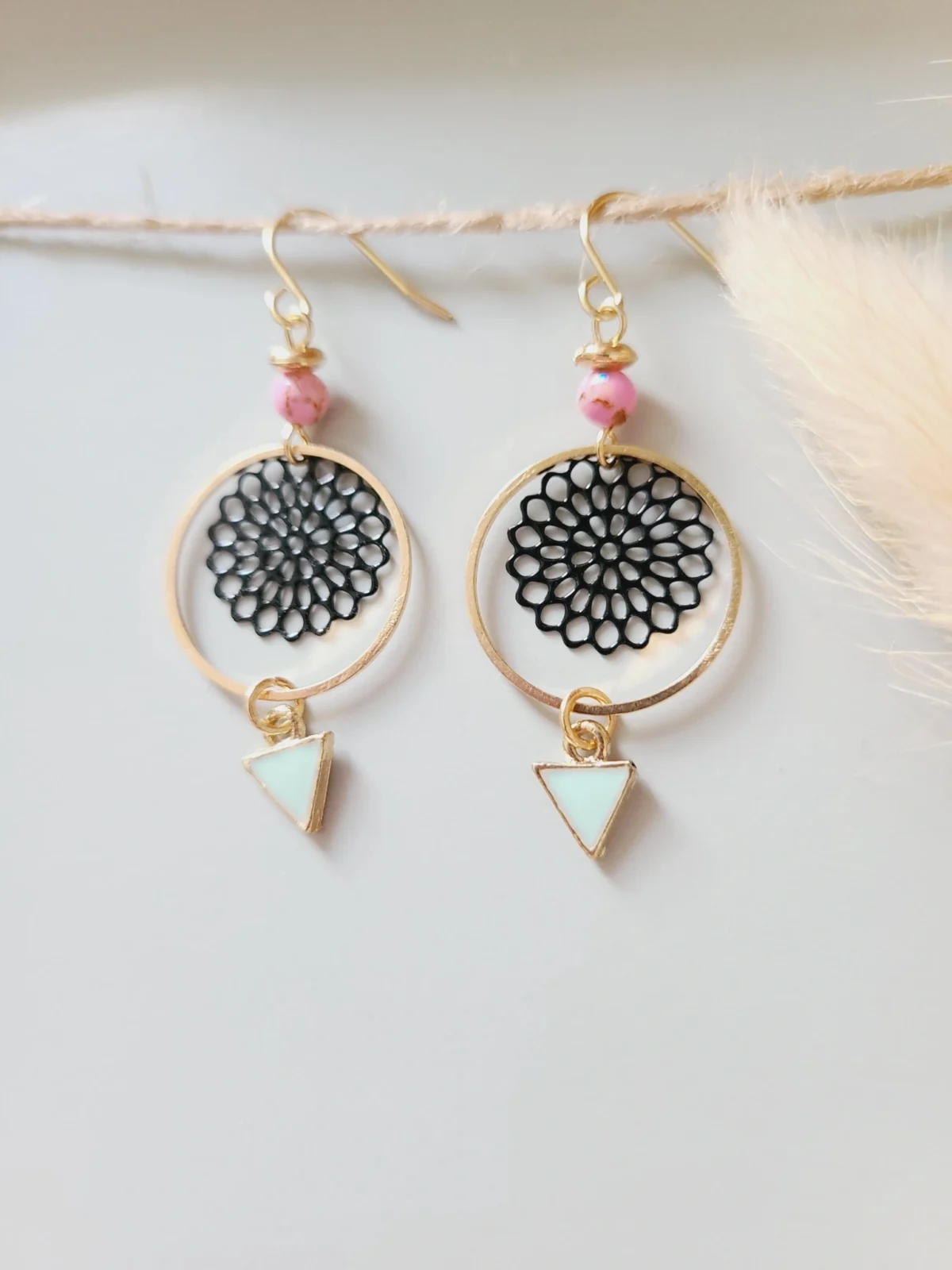 Boucles Créoles Fleur Dorée Avec Perle Rose