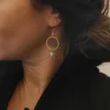 Boucles Créoles Fleur Dorée Avec Perle Rose