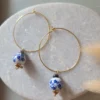 Boucles Créoles Céramique Bleue Avec Perle Grise