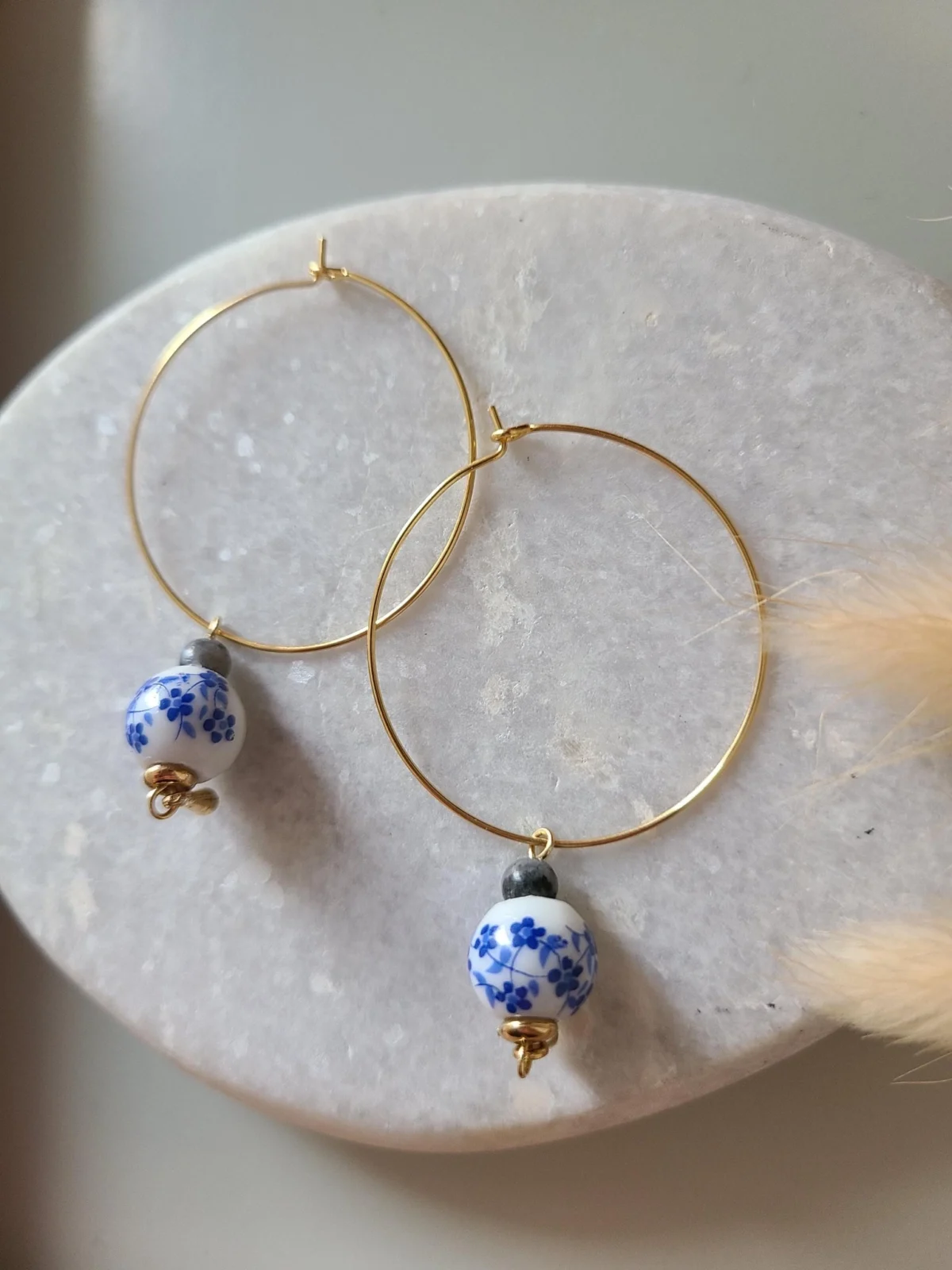 Boucles Créoles Céramique Bleue Avec Perle Grise