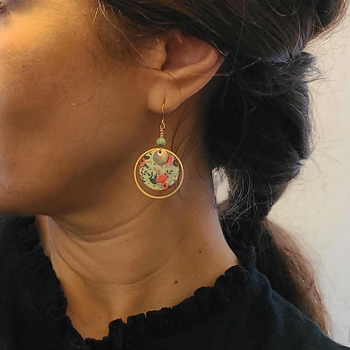 Boucles D’Oreilles Japonaises Dorées Avec Perle Howlite