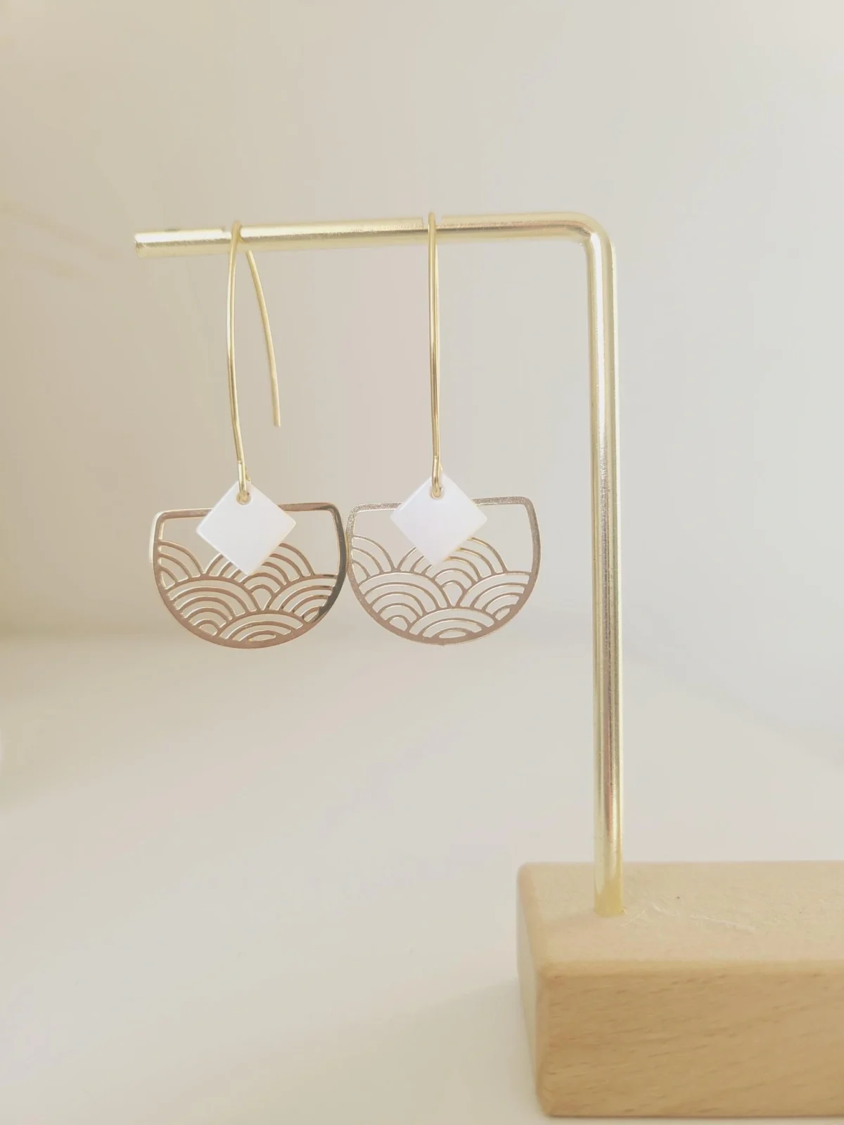 Boucles d’Oreilles Dorées Ajourées Avec Perle Blanche