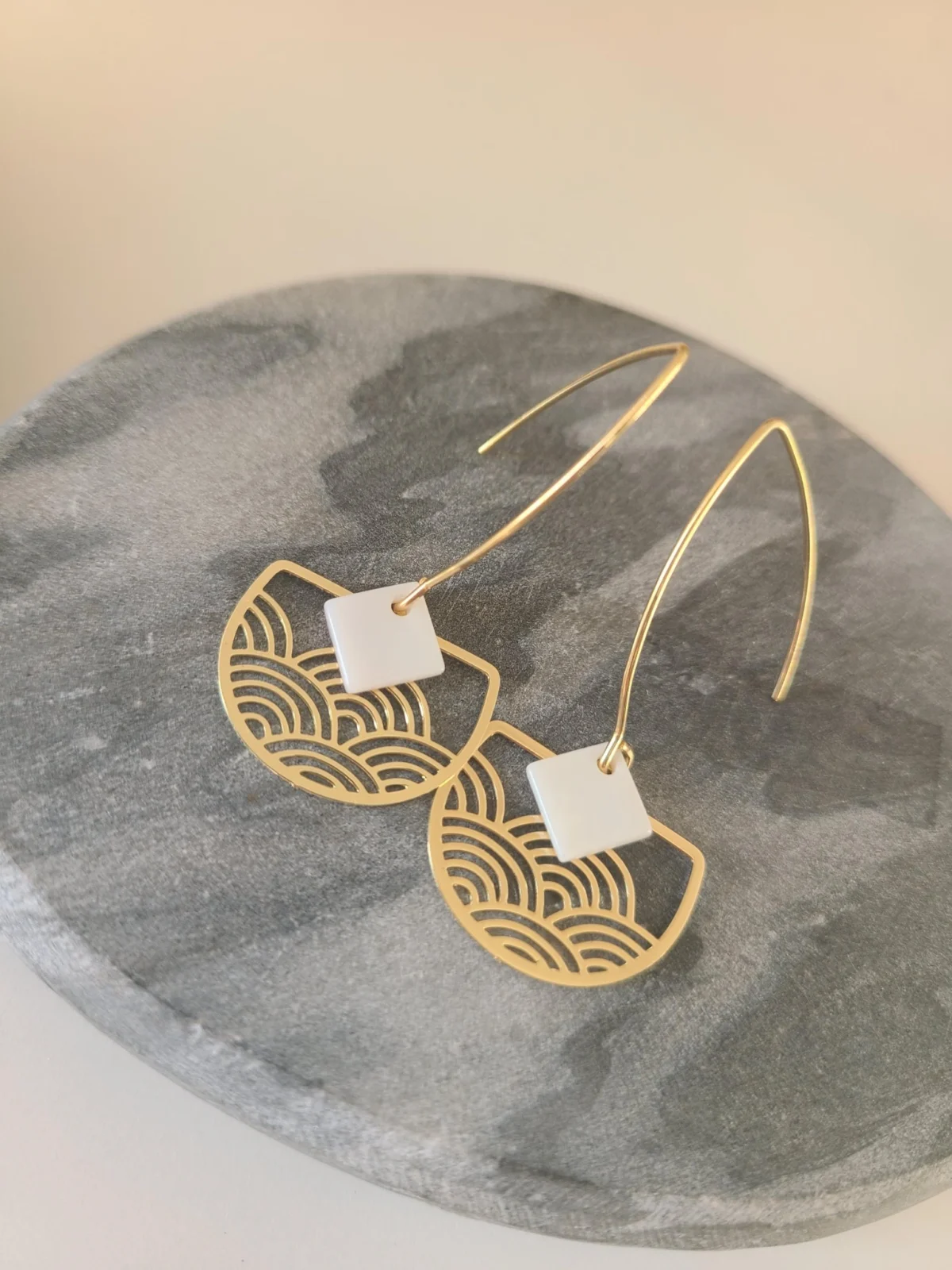 Boucles d’Oreilles Dorées Ajourées Avec Perle Blanche