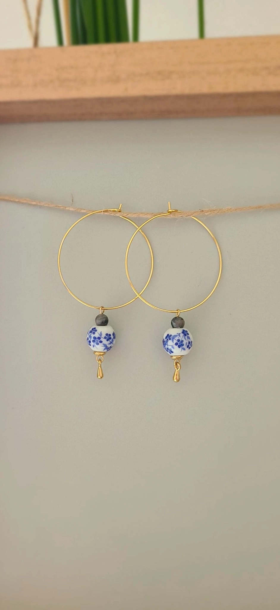 Boucles Créoles Céramique Bleue Avec Perle Grise