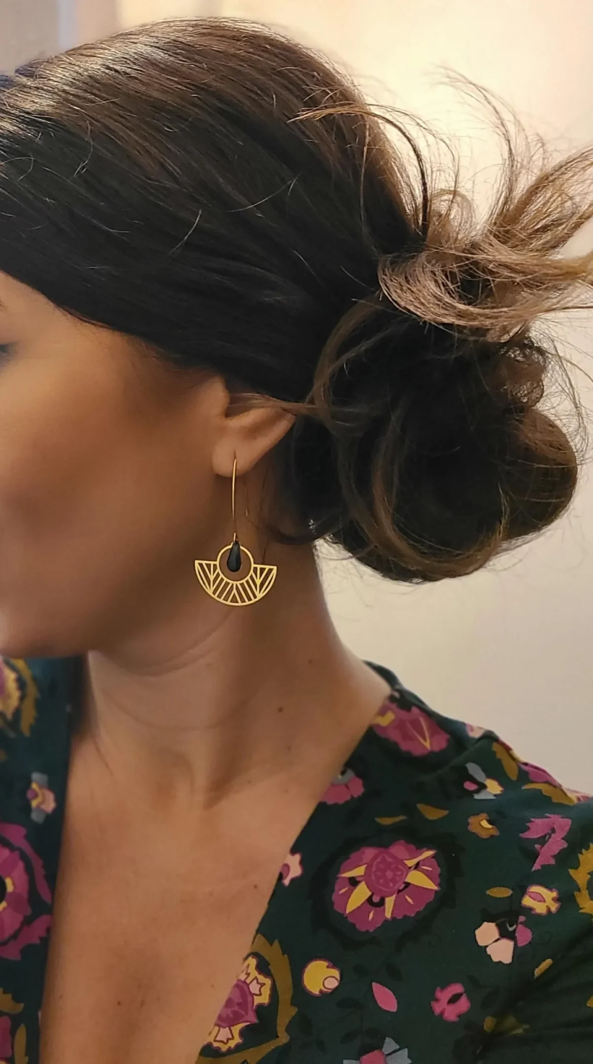 il_fullxfull.6781134369_ddyw Boucles d’Oreilles Noires Dorées Avec Demi-Cercle Ajouré – Bijou Fait Main