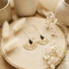 il_fullxfull.7437730594_gzj0 Boucles d’Oreilles Noires Dorées Avec Demi-Cercle Ajouré – Bijou Fait Main