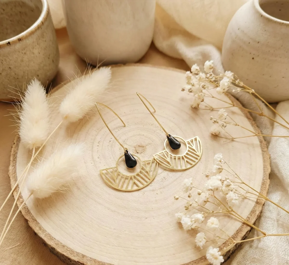 il_fullxfull.7437730594_gzj0 Boucles d’Oreilles Noires Dorées Avec Demi-Cercle Ajouré – Bijou Fait Main