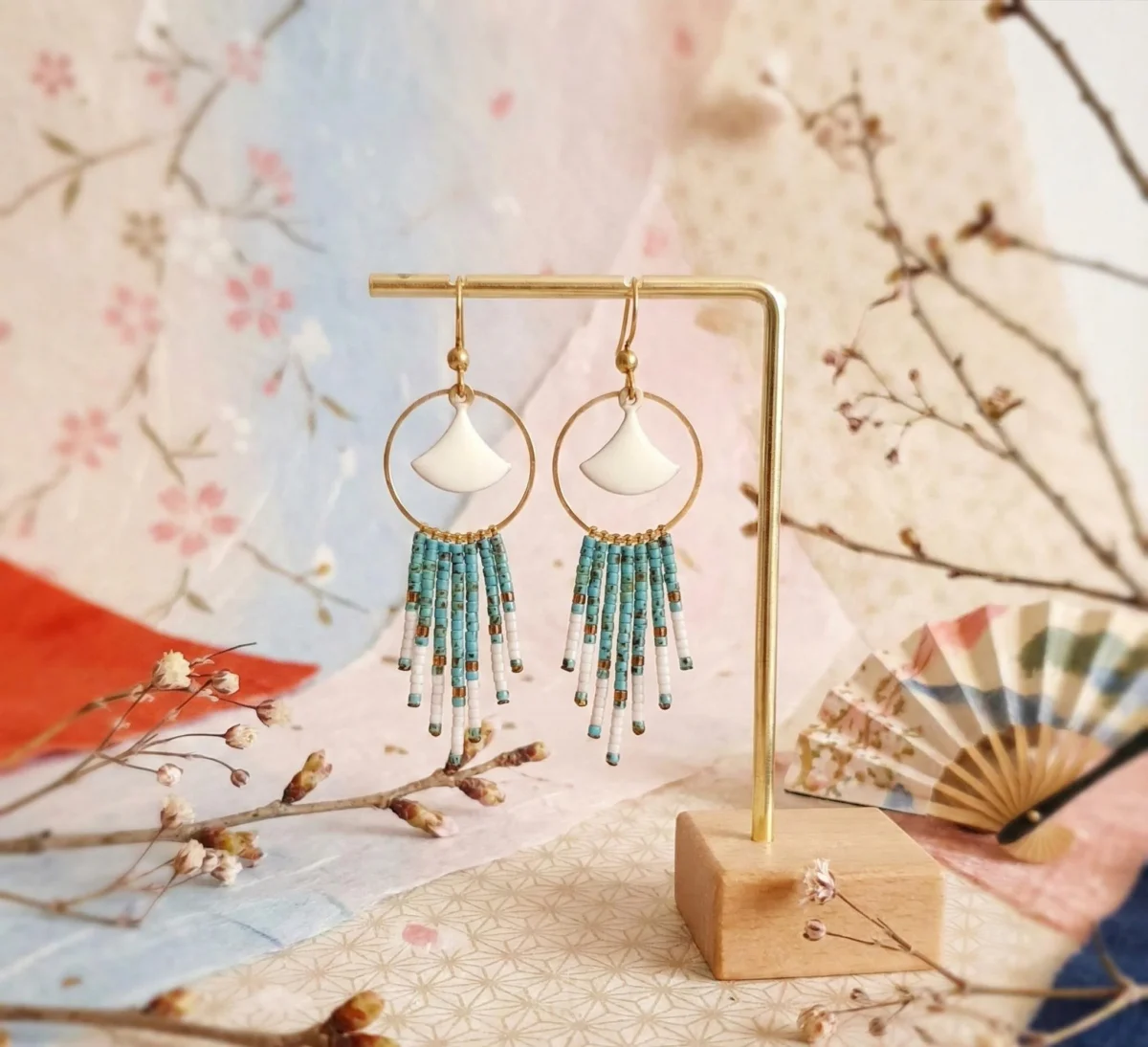 Boucles d'Oreilles Dorées "Vent Bohème" — Franges Miyuki & Émail Blanc
