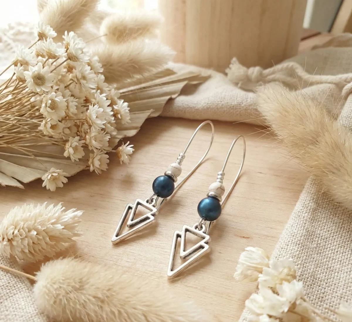 il_fullxfull.7448087402_mmvt Boucles D’Oreilles Dorées Triangle Avec Perles D’Hématite Noire Ou Bleue