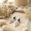 il_fullxfull.7448087402_mmvt Boucles D’Oreilles Dorées Triangle Avec Perles D’Hématite Noire Ou Bleue