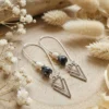 il_fullxfull.7448098028_pizj Boucles D’Oreilles Dorées Triangle Avec Perles D’Hématite Noire Ou Bleue
