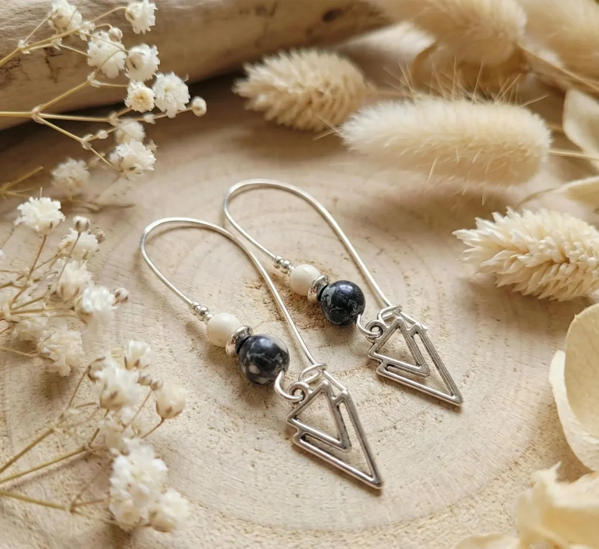 il_fullxfull.7448098028_pizj Boucles D’Oreilles Dorées Triangle Avec Perles D’Hématite Noire Ou Bleue