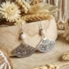 il_fullxfull.7449637660_nyte Boucles d’Oreilles Éventail Argenté Avec Perle Naturelle Ivoire – Élégance Fait Main