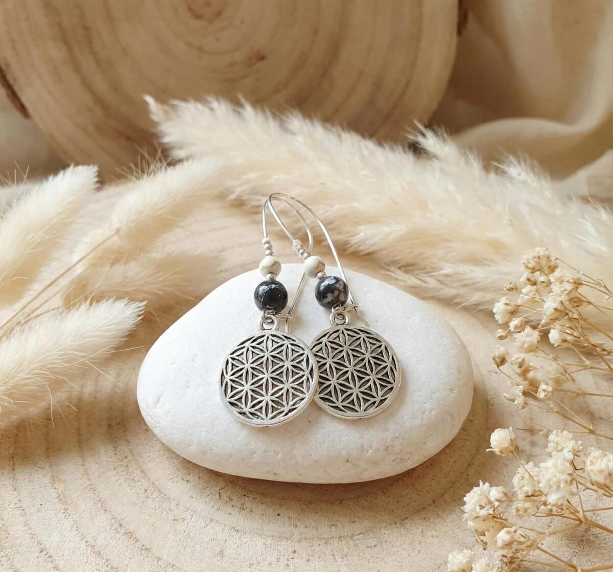 il_fullxfull.7464750574_hq3r Boucles d’Oreilles Pendantes Fleur de Vie Et Hématite Noire – Énergie Et Élégance Fait Main