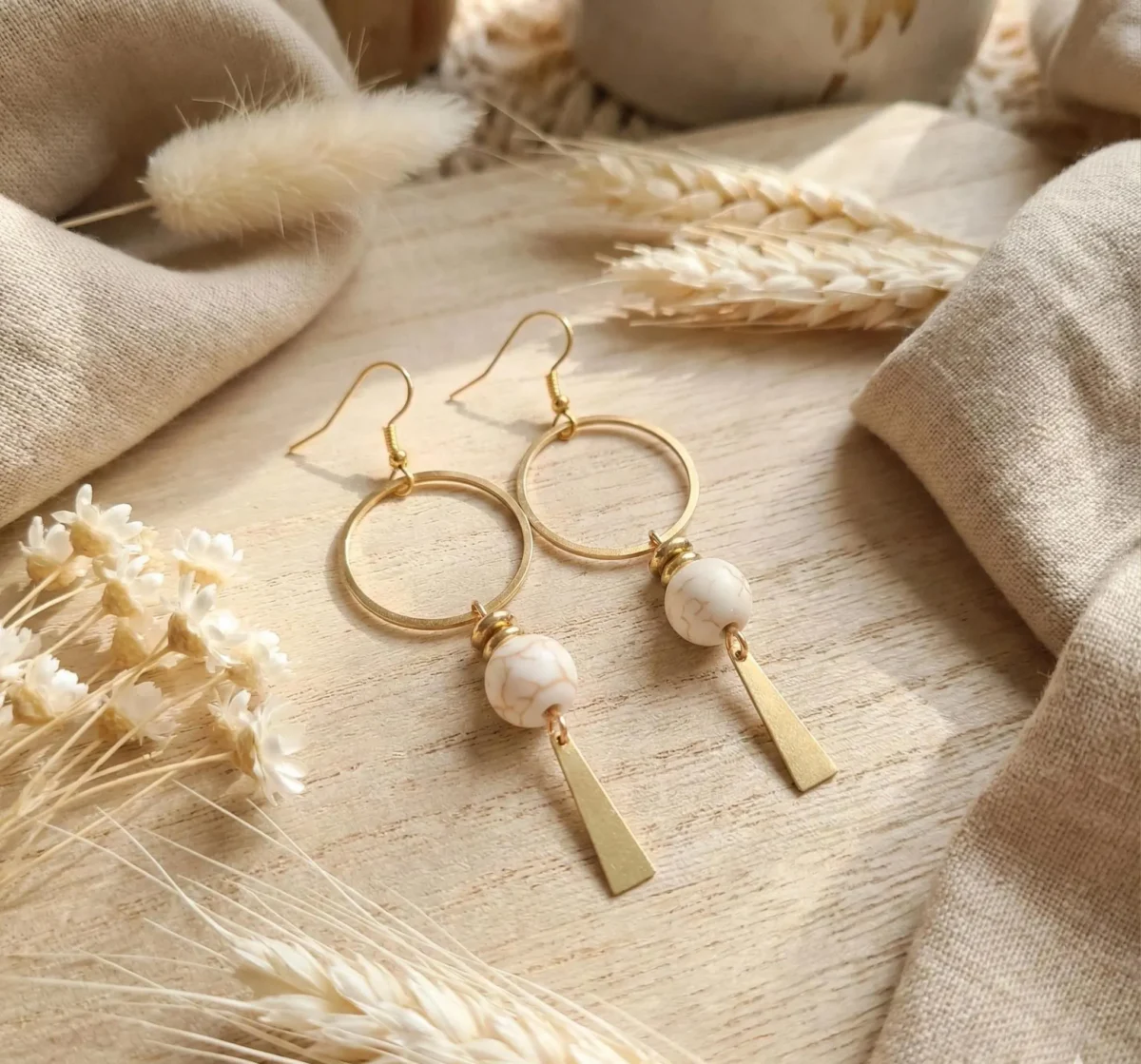 Boucles D’Oreilles Géométriques Avec Perle Ivoire Et Pendentif Doré