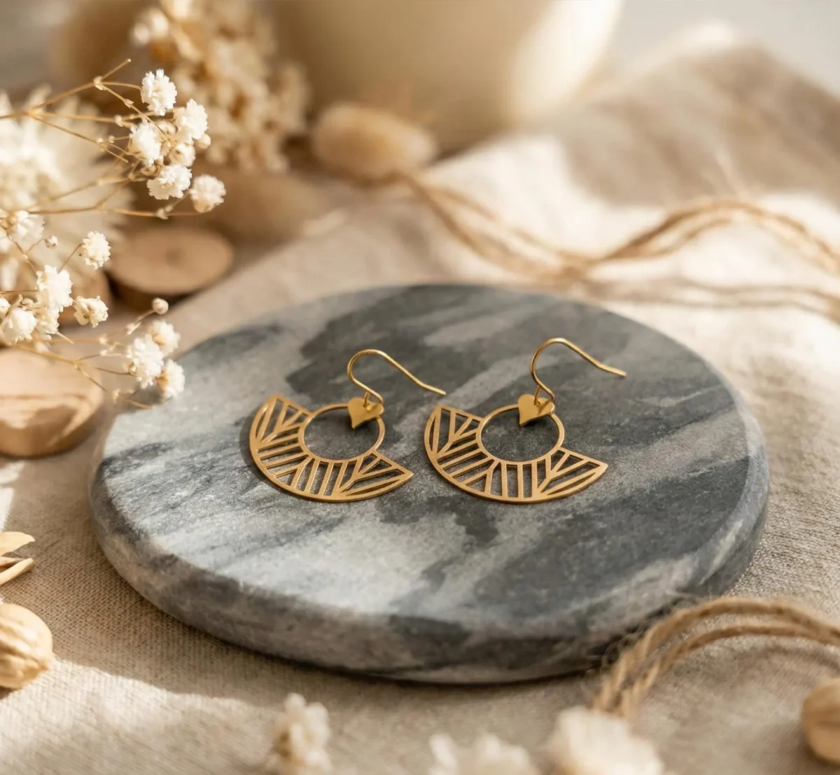 Boucles d'Oreilles Dorées "Cœur Solaire" — Éventail Ajouré