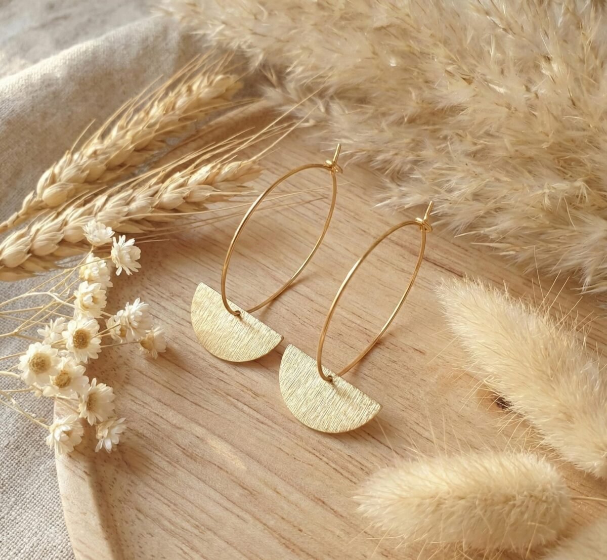 Créoles Dorées "Demi-Lune" — Pendentif Brossé Minimaliste