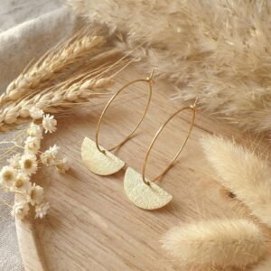 Créoles Dorées "Demi-Lune" — Pendentif Brossé Minimaliste