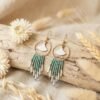 Boucles d'Oreilles Dorées "Vent Bohème" — Franges Miyuki & Émail Blanc