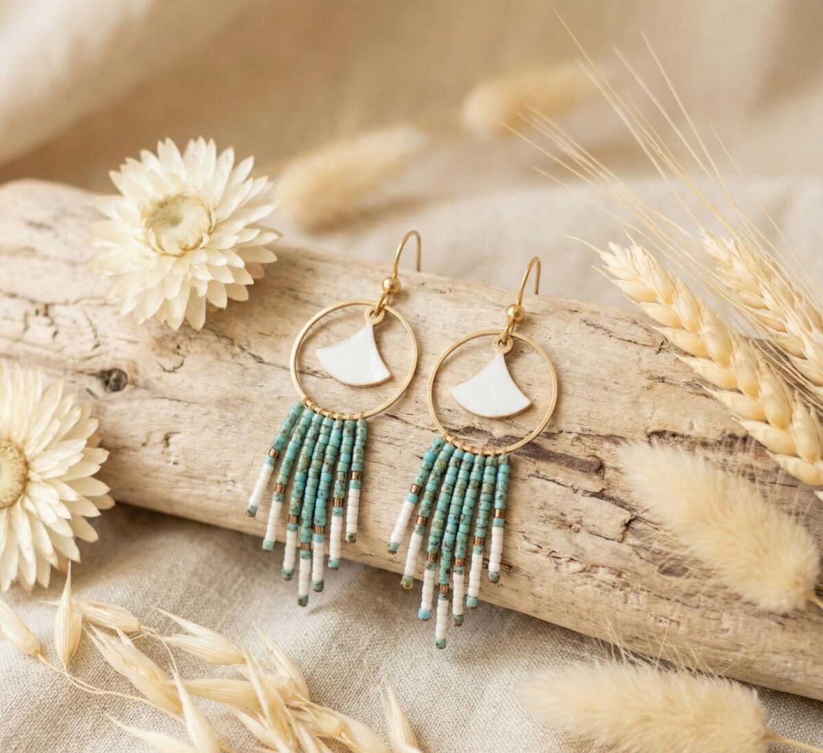 Boucles d'Oreilles Dorées "Vent Bohème" — Franges Miyuki & Émail Blanc
