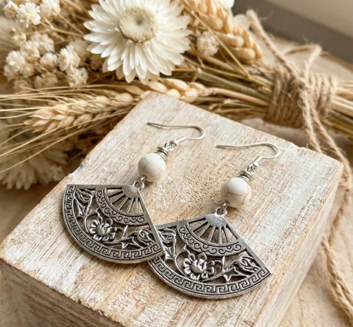il_fullxfull.7495964969_iph1 Boucles d’Oreilles Éventail Argenté Avec Perle Naturelle Ivoire – Élégance Fait Main