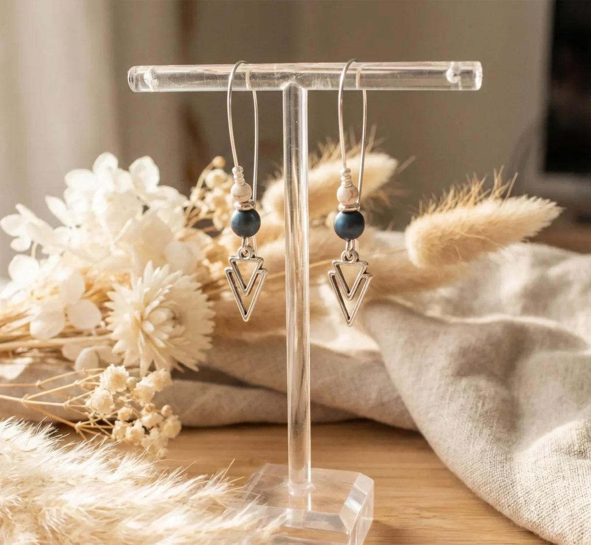 il_fullxfull.7496015465_mp93 Boucles D’Oreilles Dorées Triangle Avec Perles D’Hématite Noire Ou Bleue