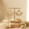 Boucles d'Oreilles Dorées "Cœur Solaire" — Éventail Ajouré